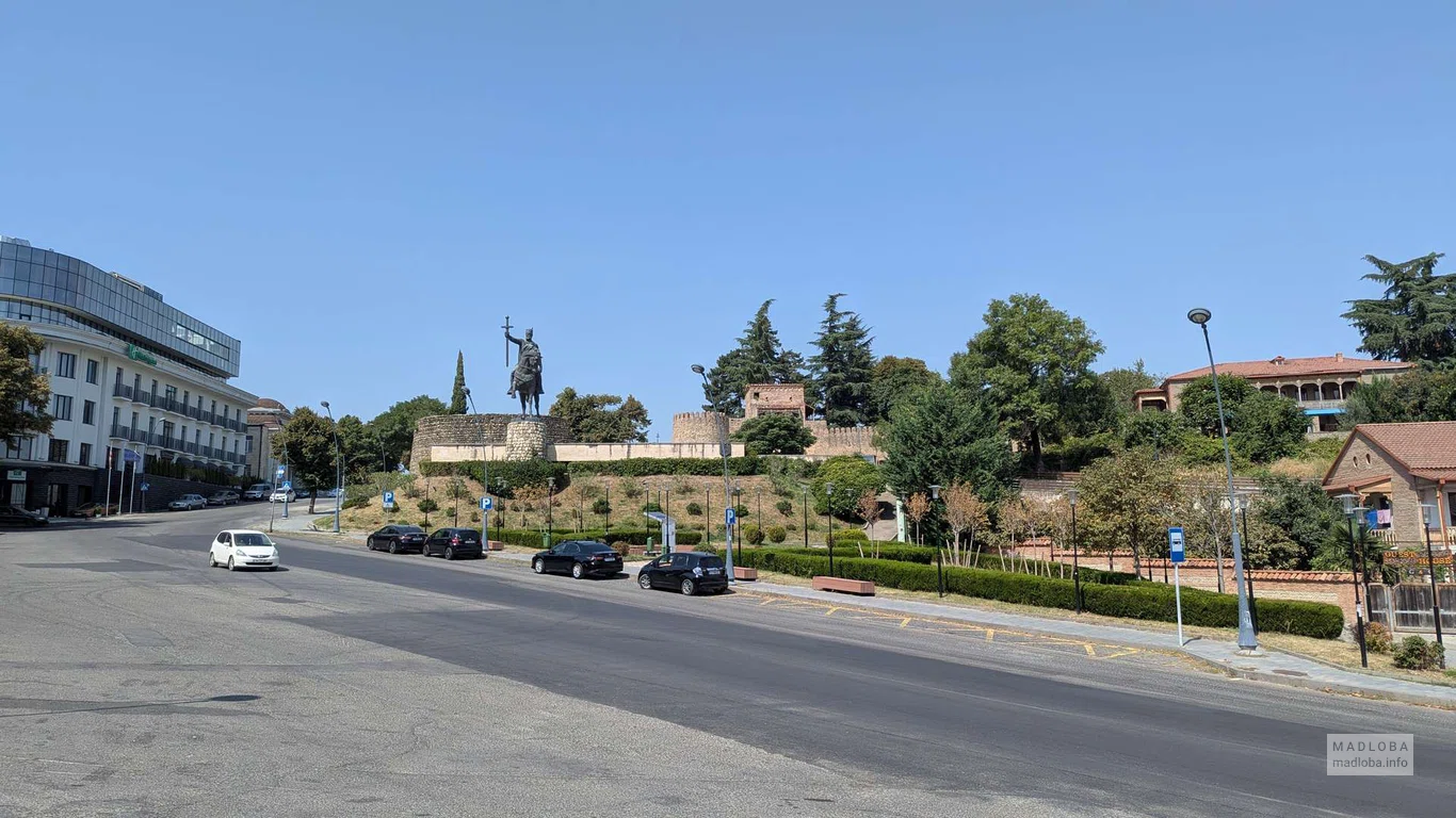 Статуя царя Ираклия II в Телави