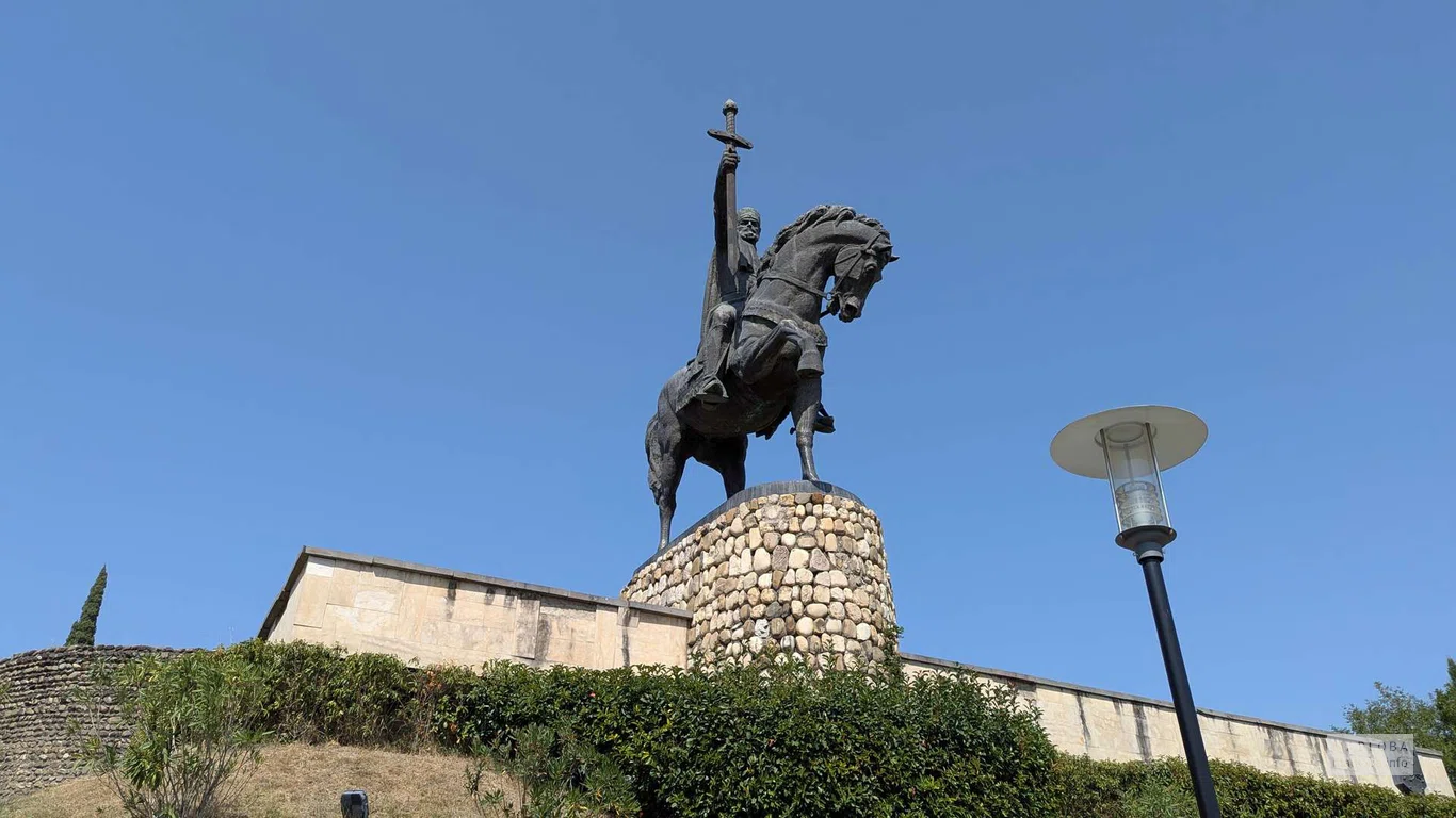 Конная статуя царя Ираклия II в Телави