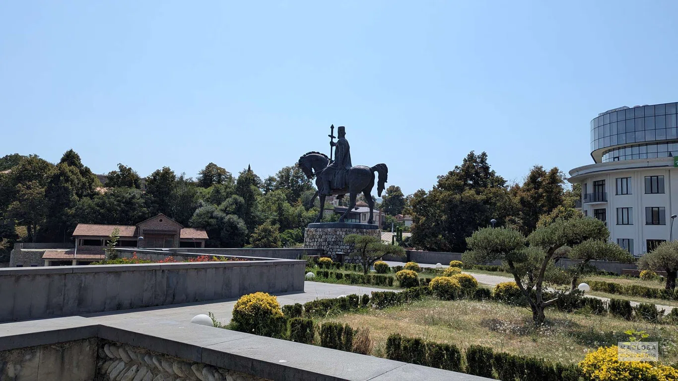 Статуя царя Ираклия II в Телави