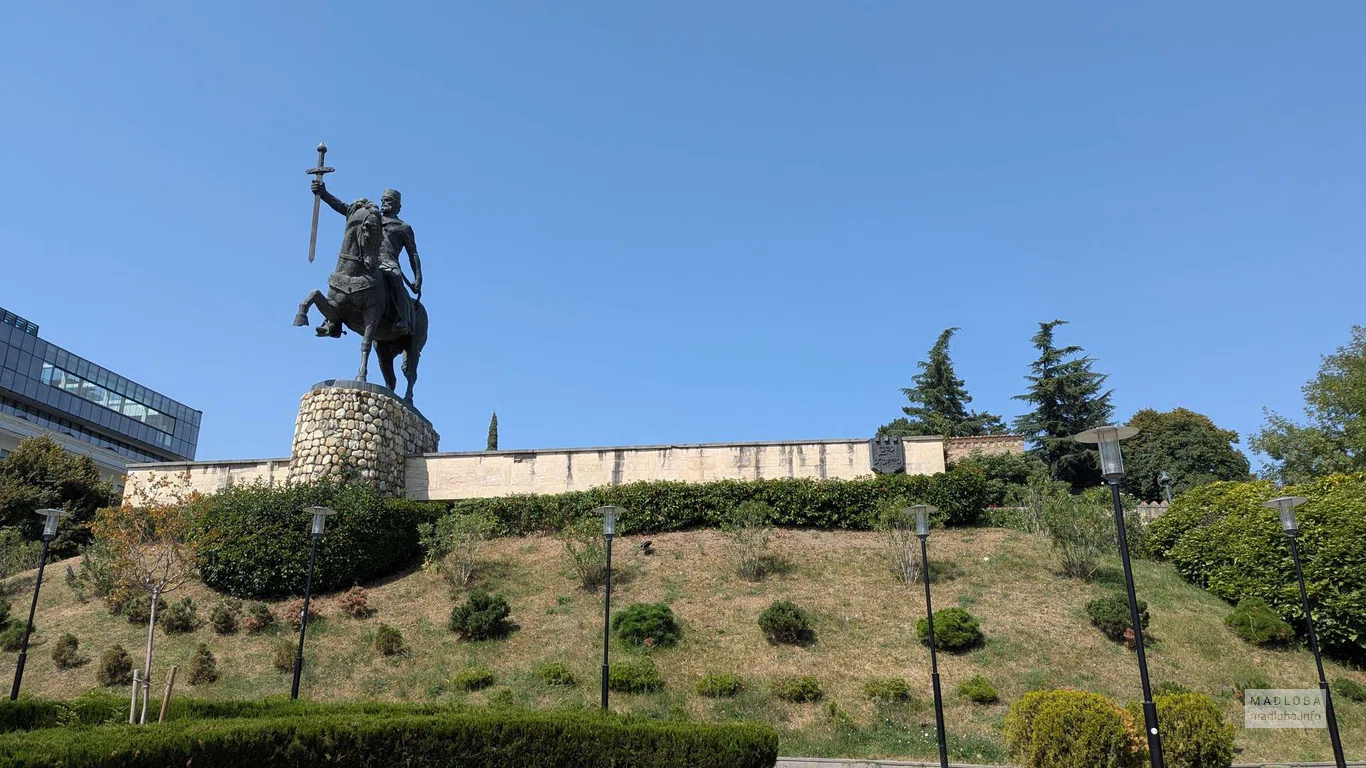 Статуя царя Ираклия II (Телави)