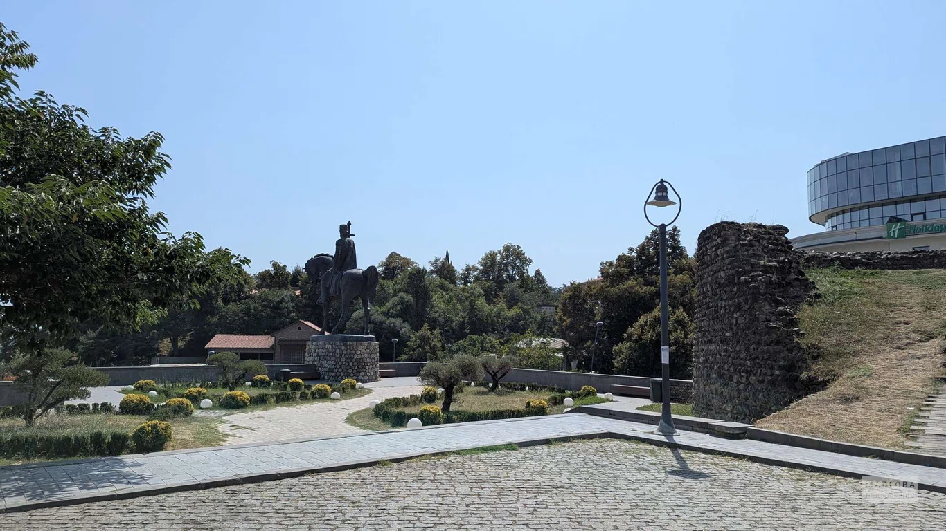 Статуя царя Ираклия II в Телави