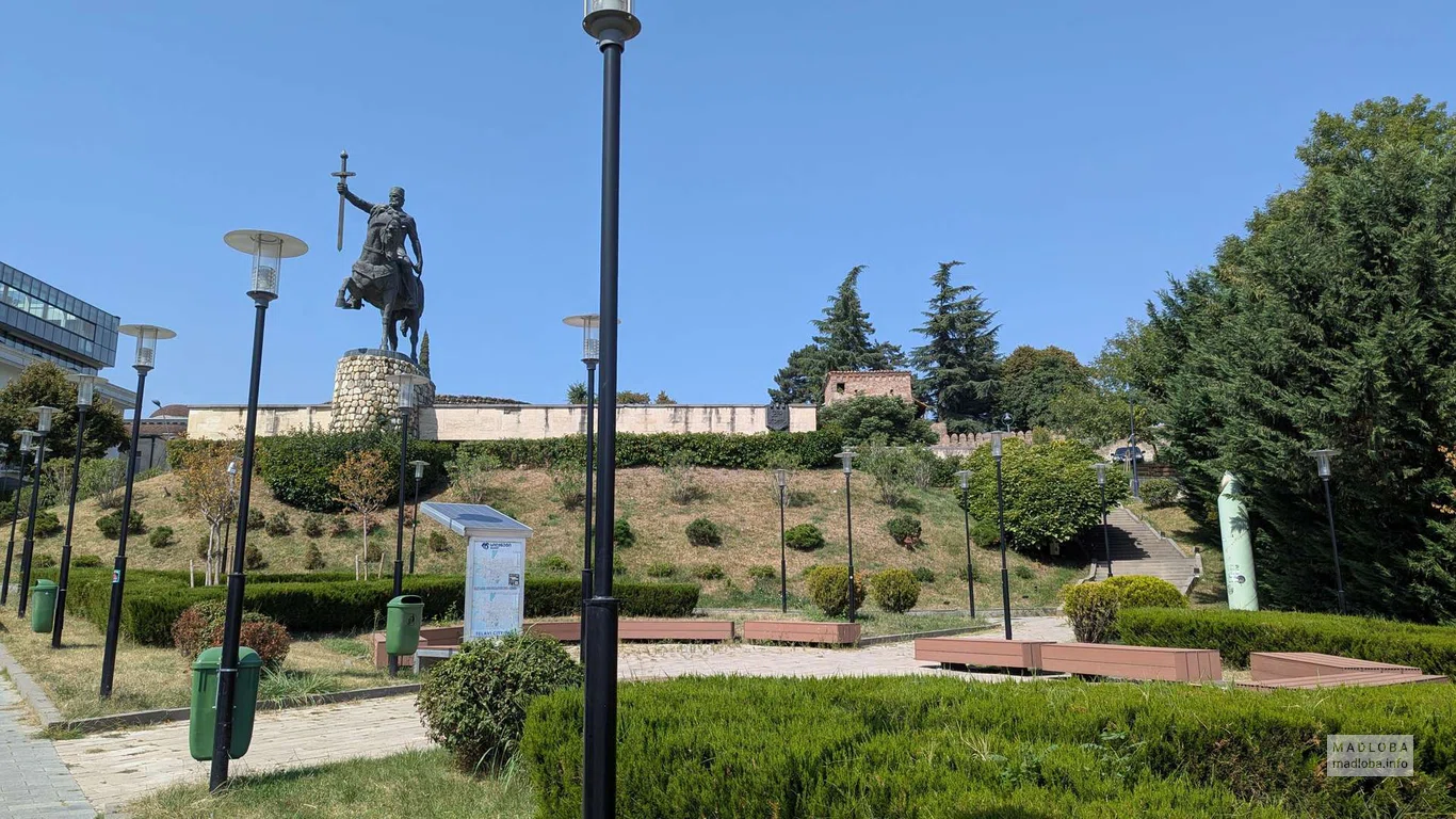 Статуя царя Ираклия II в Телави