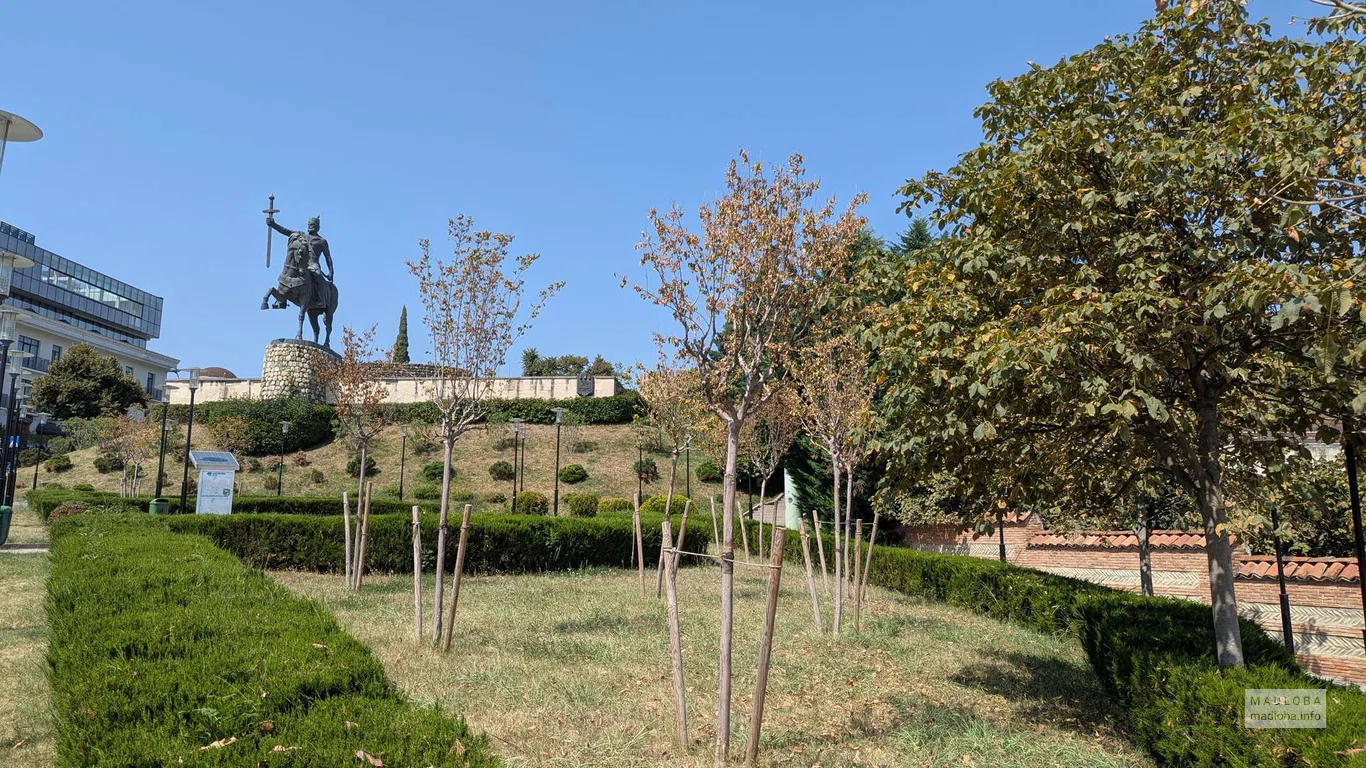 Статуя царя Ираклия II в Телави