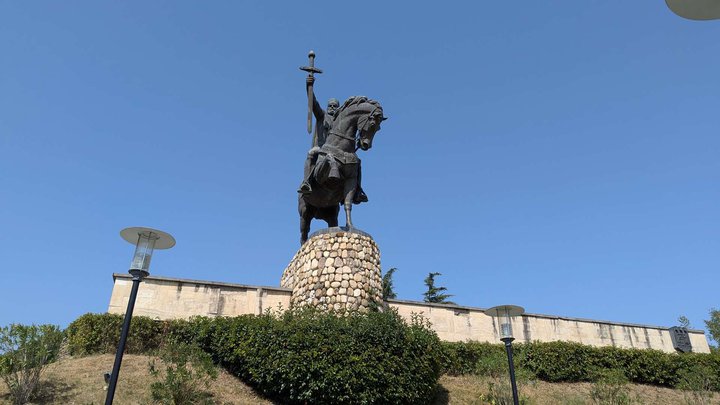 Конная статуя царя Ираклия II