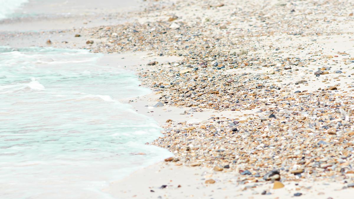 Камень на пляже у моря в Батуми