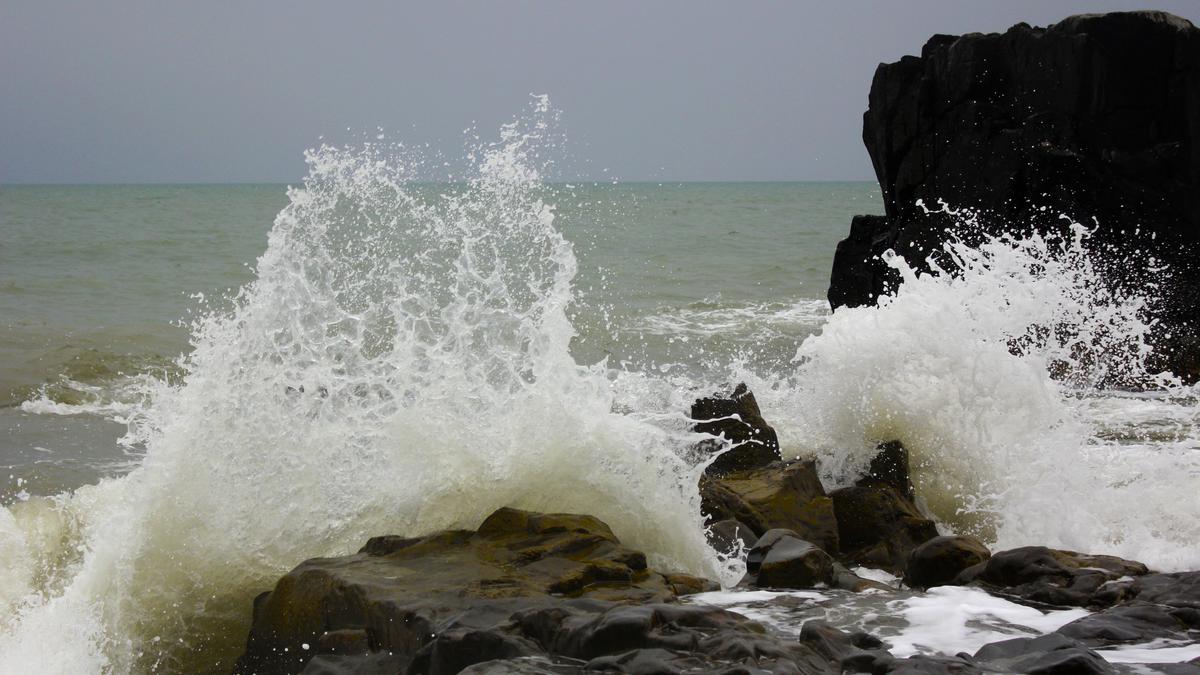 Волны бьющиеся о камень в черном море в Грузии