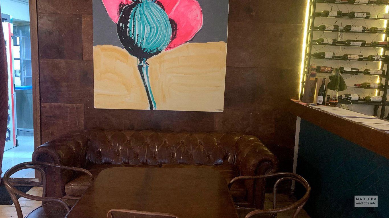 Уголок с диваном и столиком в винном баре Сулико