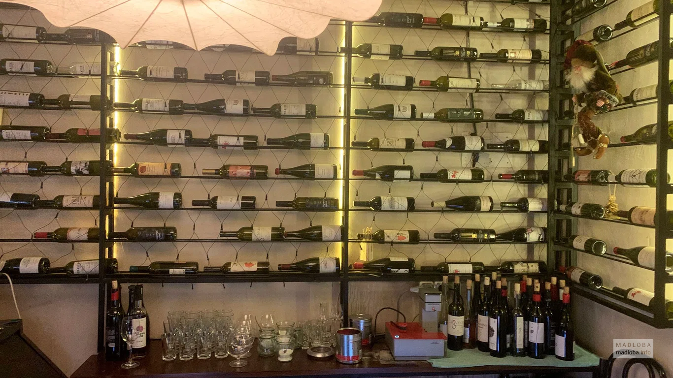 Винные полки за барной стойкой Sulico Wine Bar