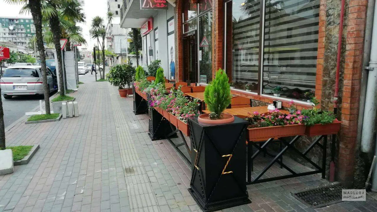 Вход в ресторан Restaurant zaqara