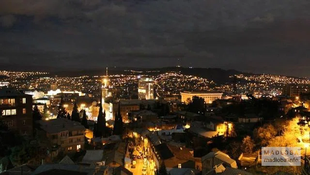 Вид на ночной город Тбилиси