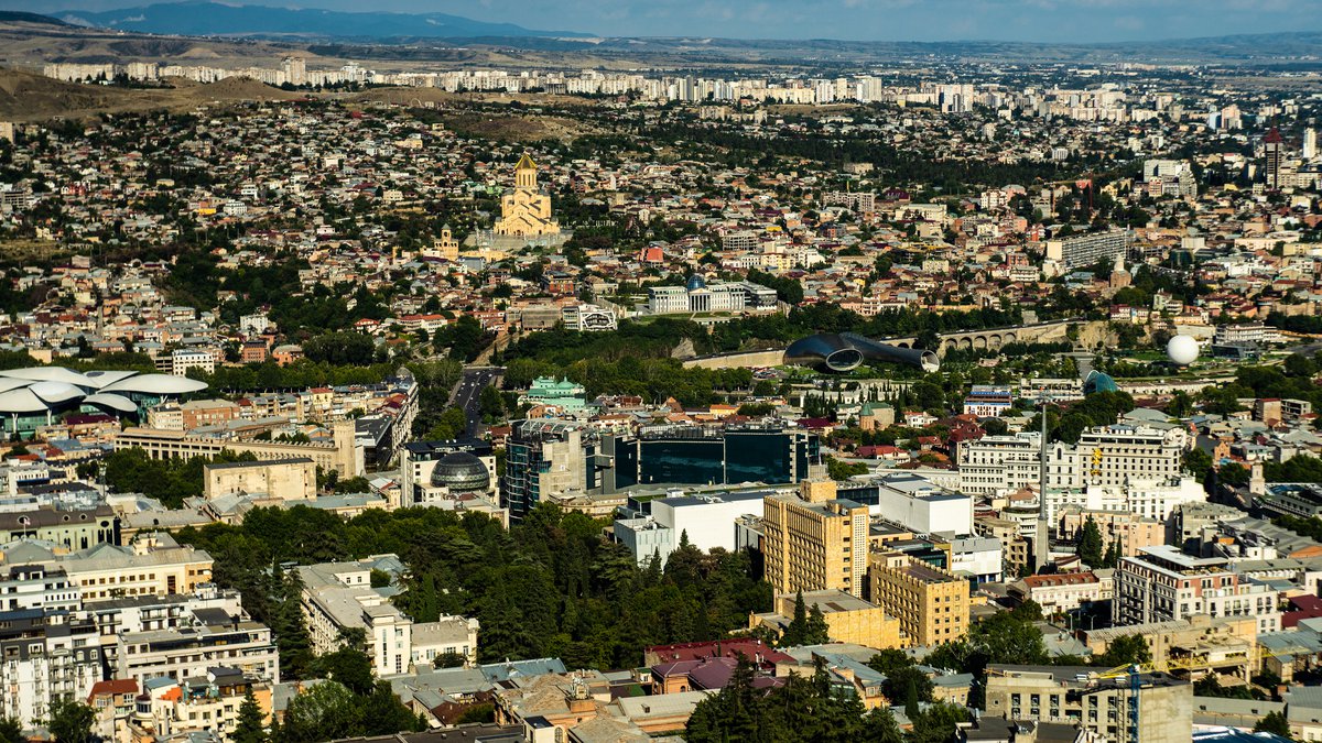 Тбилиси городской пейзаж с вершины холма Мтацминда
