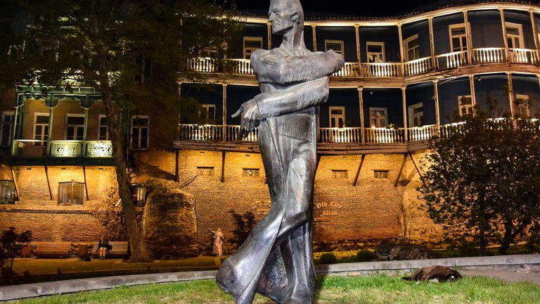 Памятник главному архитектору Тбилиси в вечерней подсветке