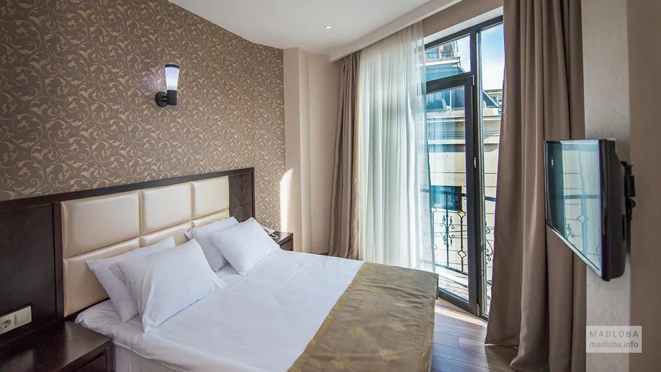 Кровать в номере гостиницы Tbilisi Inn