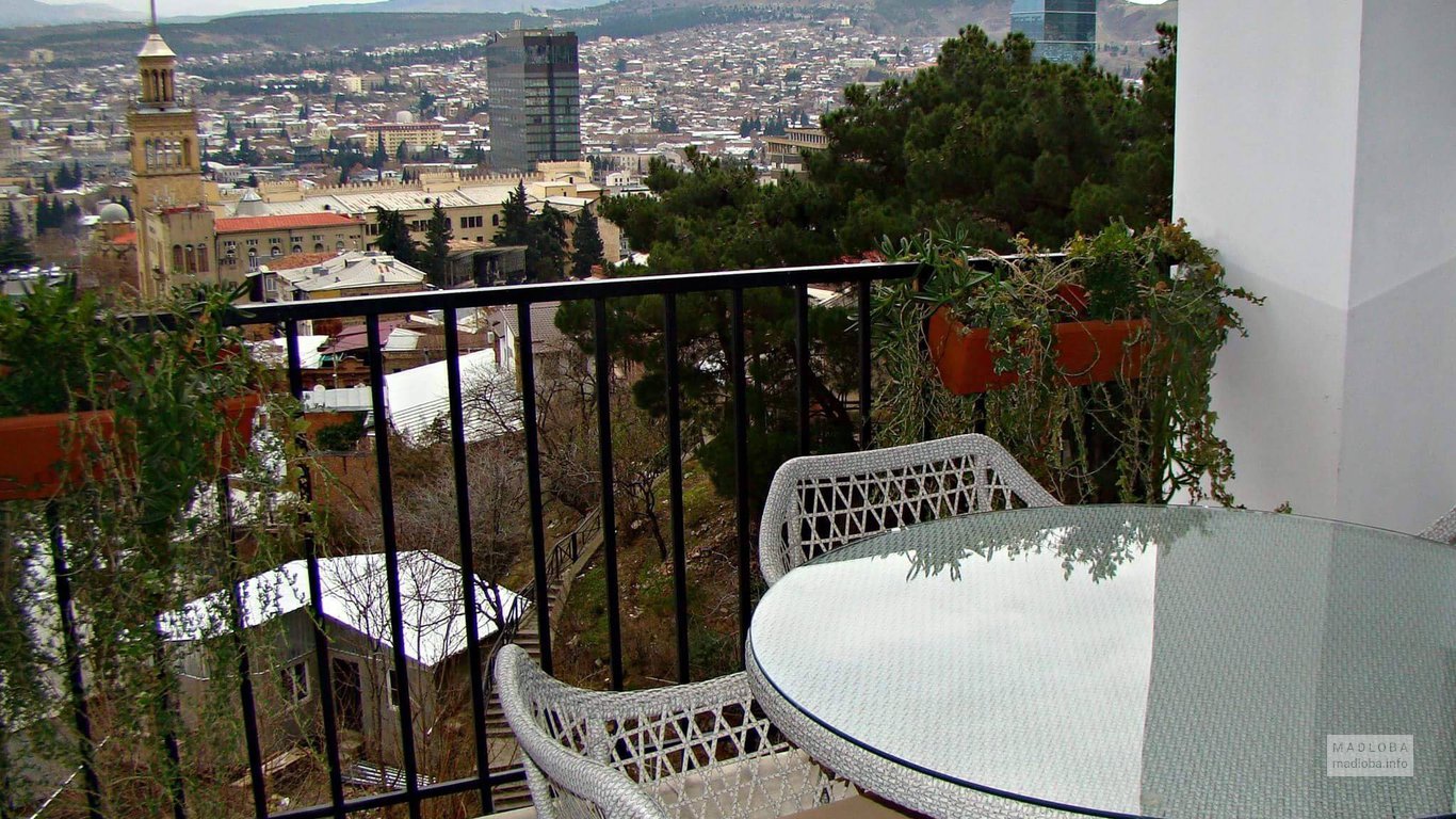 Вид на город с балкона отеля в Тбилиси