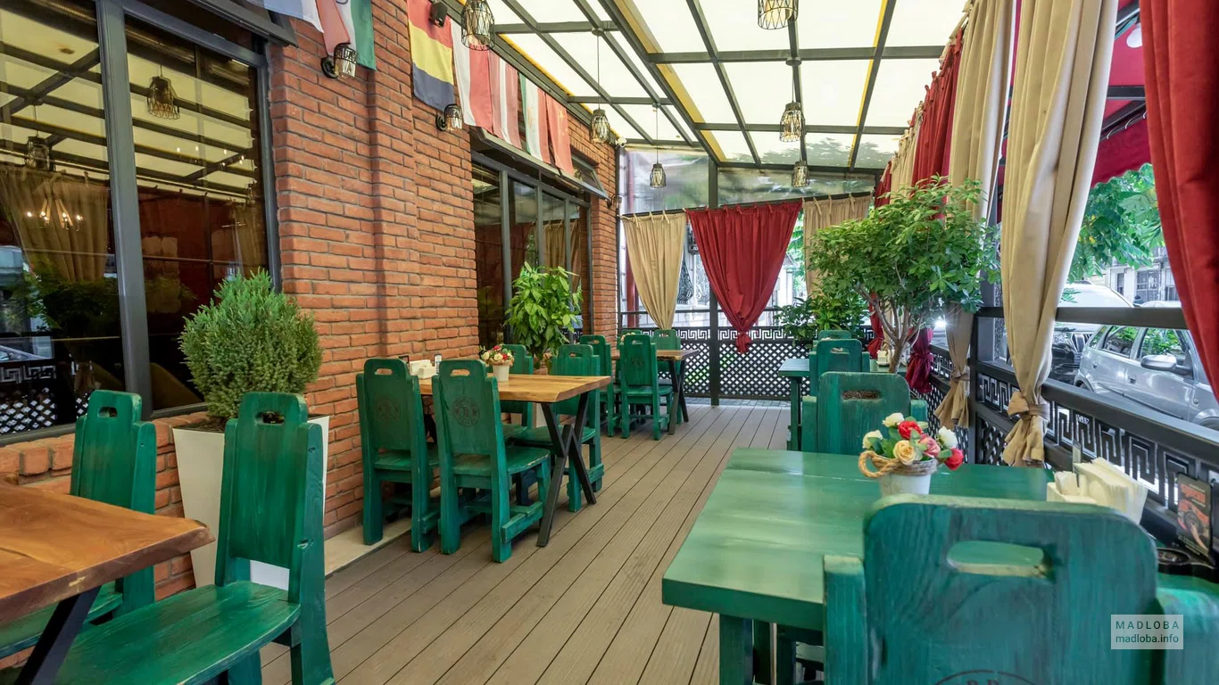 Столики на веранде ресторана Терраса Твиши