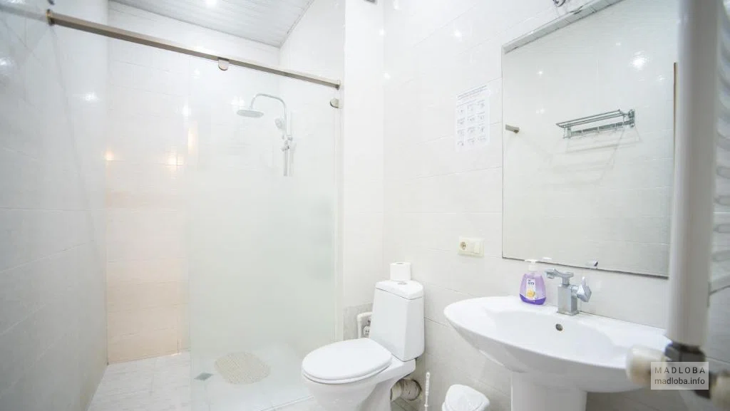 Ванная комната номера Террасного Дома Тбилиси
