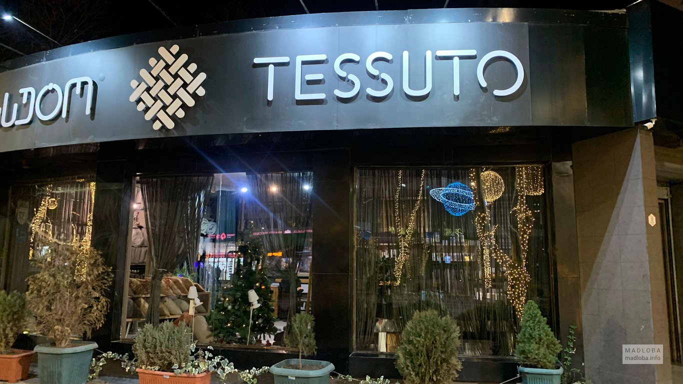 Витрины магазина текстиля Тессуто в Тбилиси