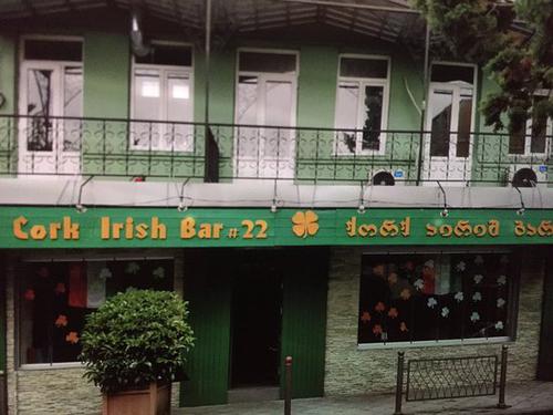 Вид на вход The Cork Irish Bar в Батуми