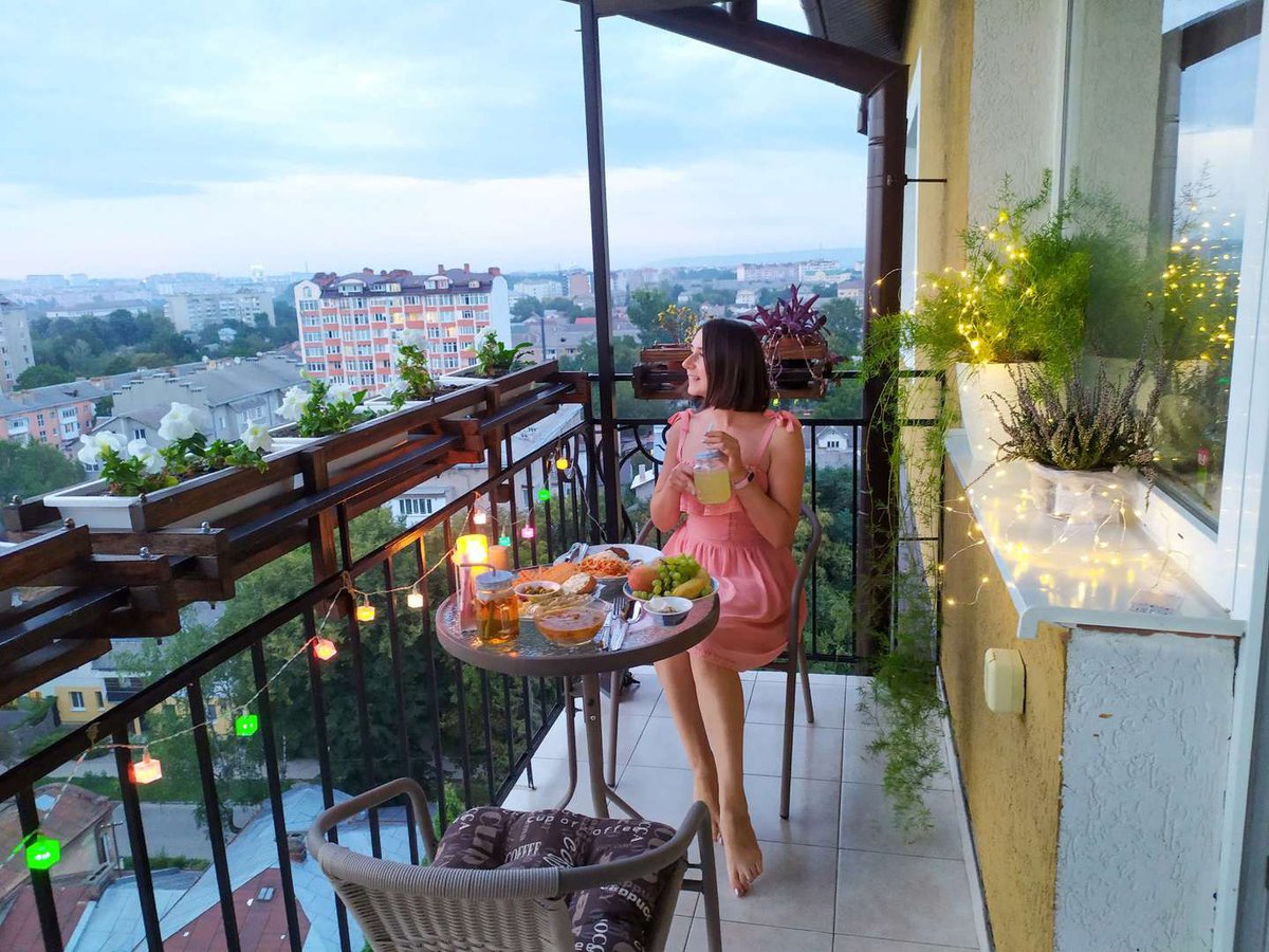 Девушка на балконе отеля