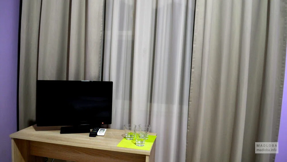 Телевизор в номере гостиницы Тифлис Нарикала