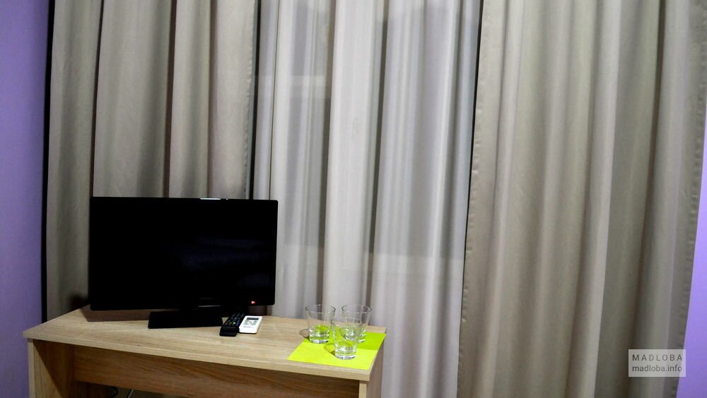 Телевизор в номере гостиницы Тифлис Нарикала