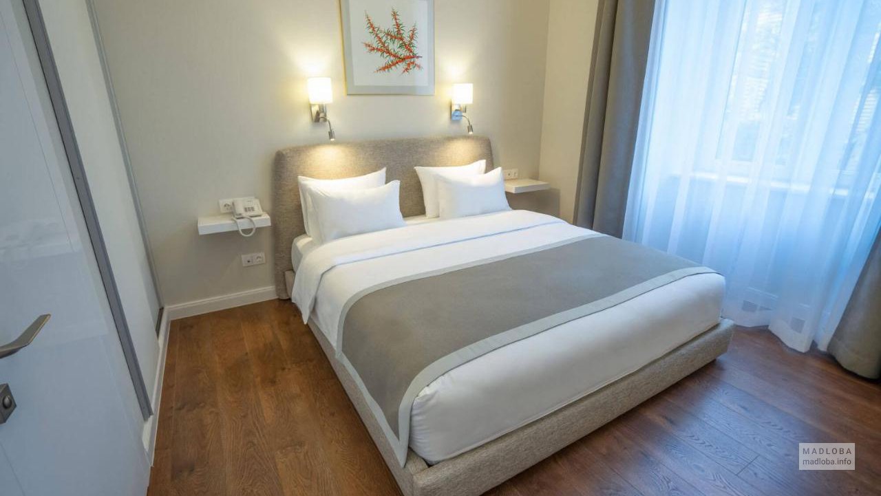Кровать в номере Тифлис Опера Лакшери апарт-отеля