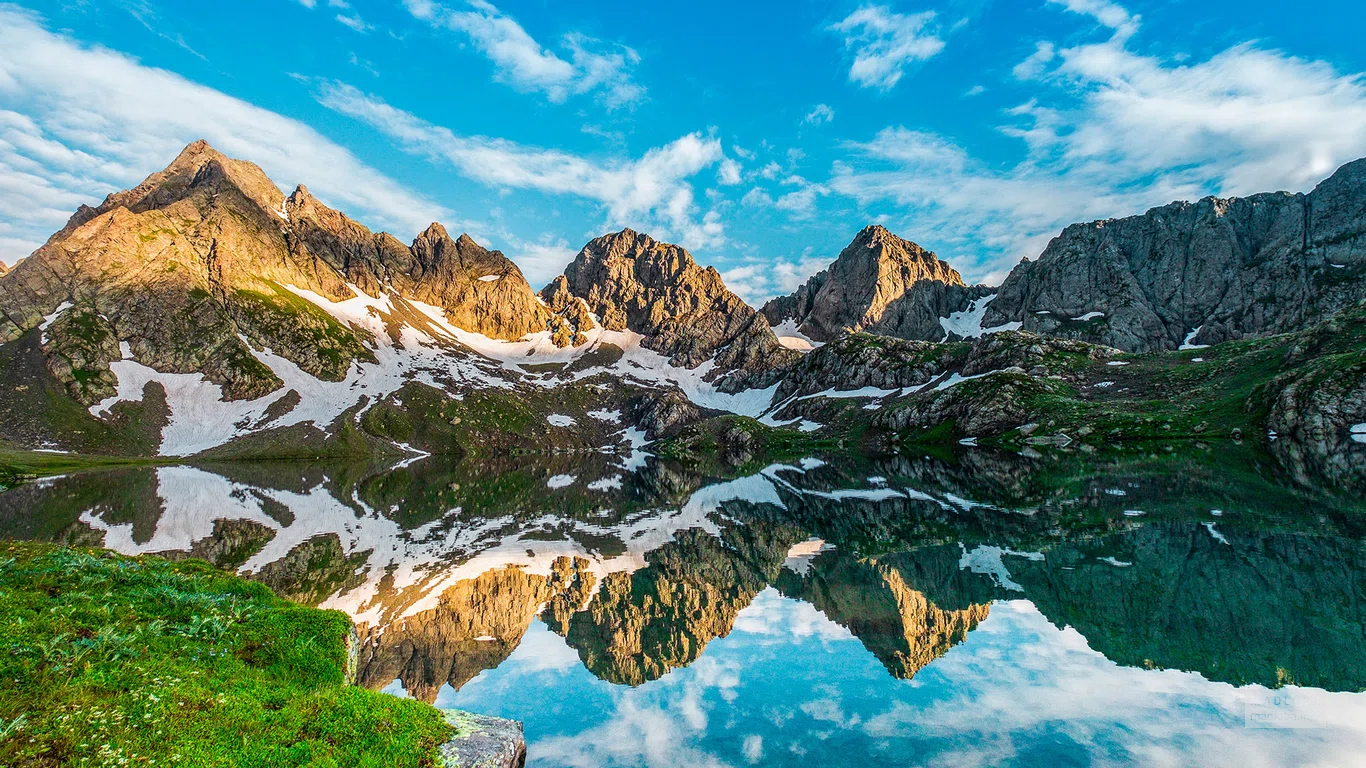 Кавказские горы в отражение вода озера Тобаварчхили (Серебряное озеро)