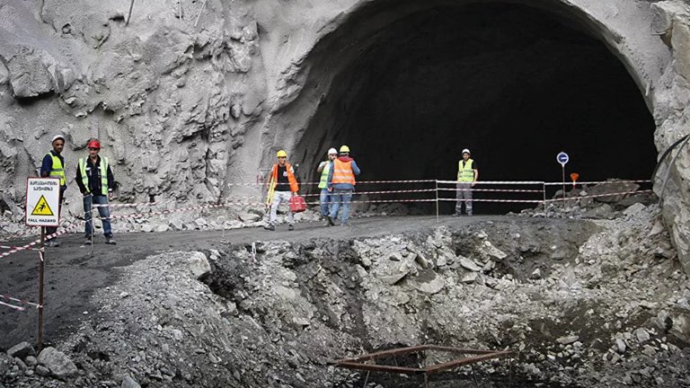 В Грузии началось строительство 9-километрового тоннеля, заканчивающегося в России