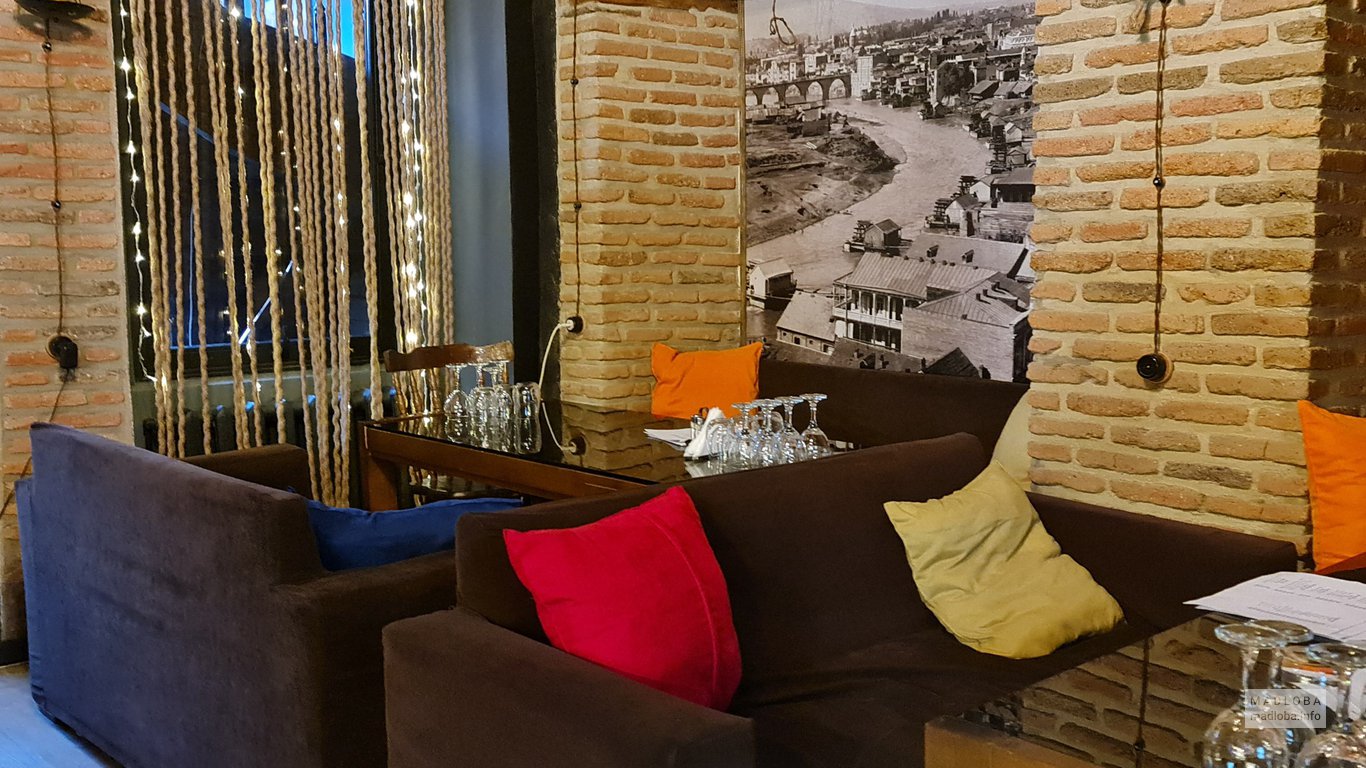 Столики с диванчиками в Кафе Топ шелф лаундж