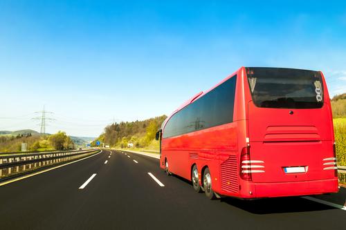 Красный туристический автобус