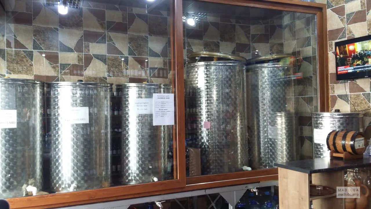 Бочки с вином в магазине Цинандали в Грузии