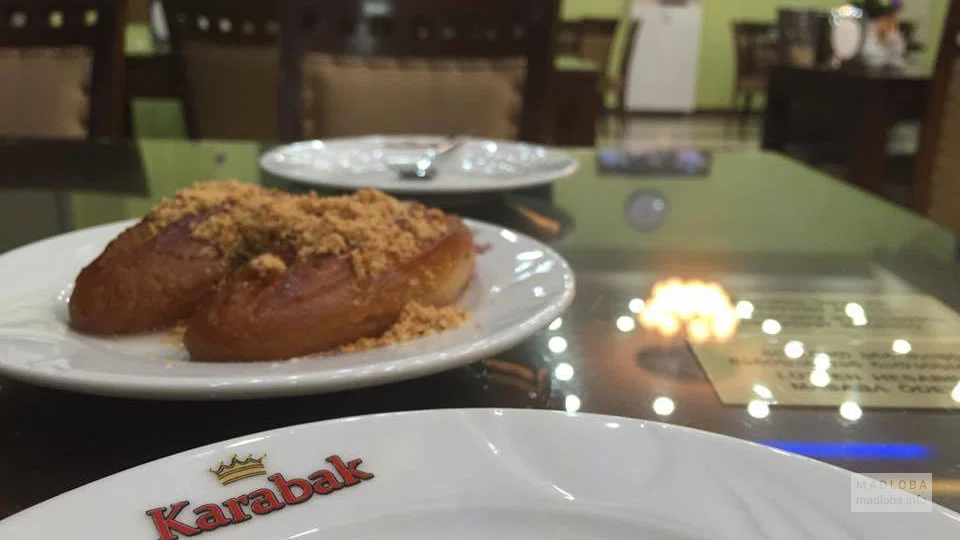 Тарелки с логотипом в Turkish Restaurant Karabak