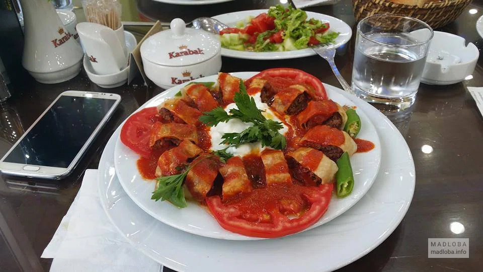 Овощной салат в Turkish Restaurant Karabak