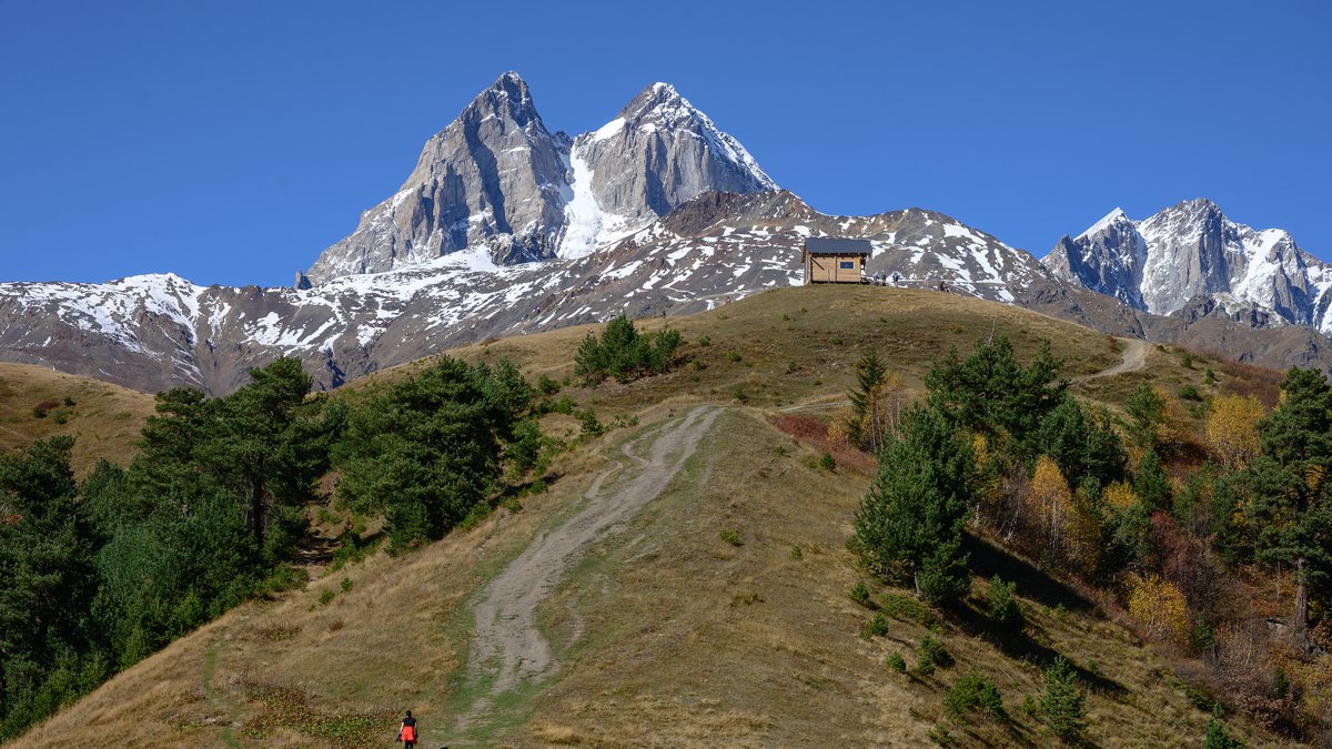 Две высокие скалистые вершины гора Ушба в Сванетии