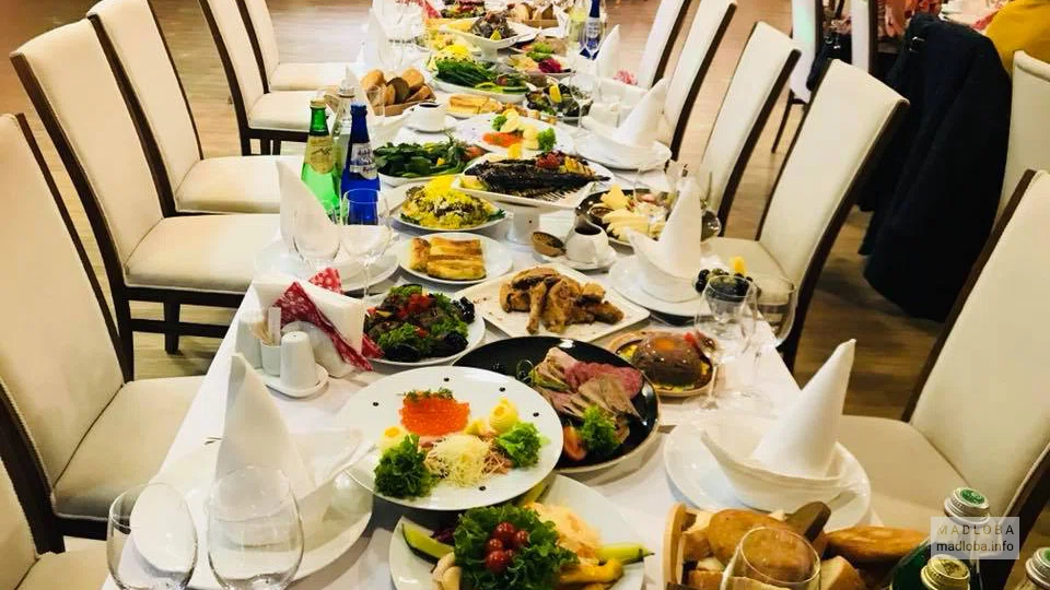 Заставленный блюдами банкетный стол в ресторане Украиночка