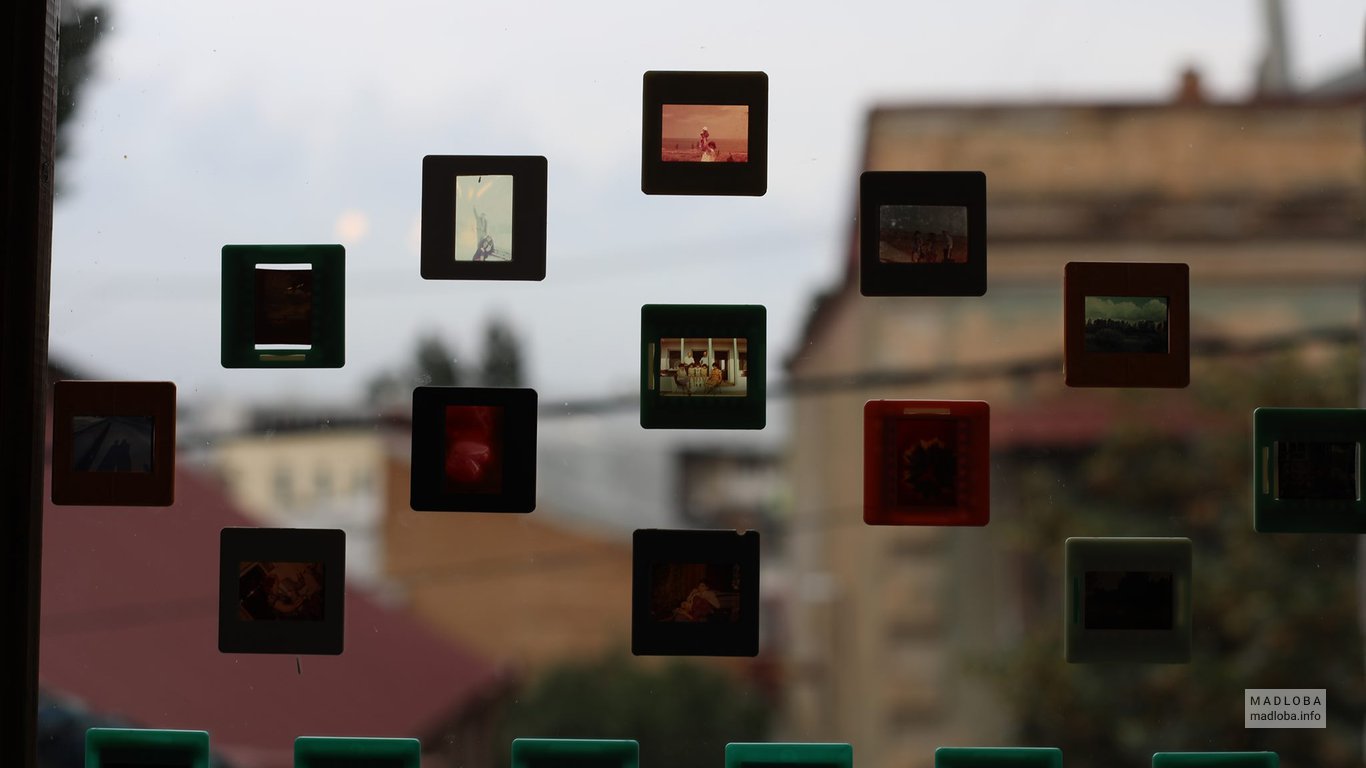 Экспонаты выставки в галерее Тбилиси