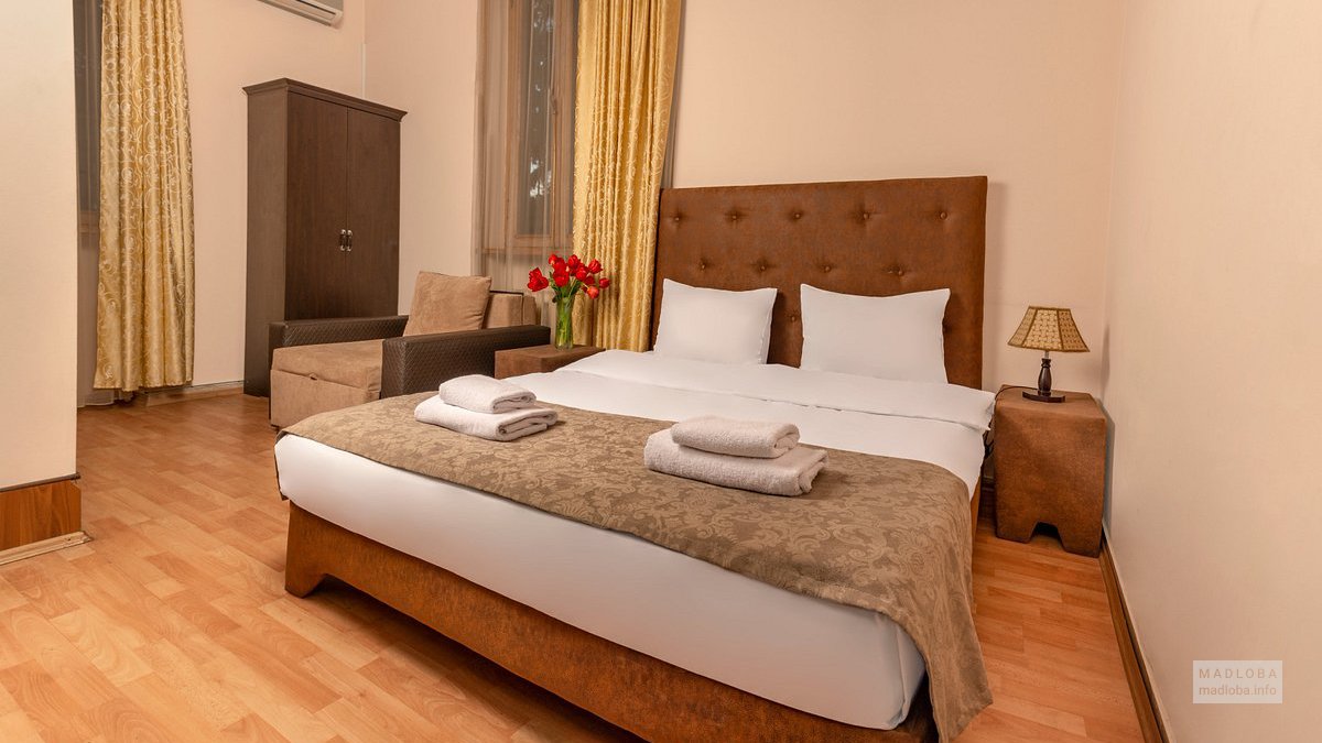 Кровать в отеле Валерия