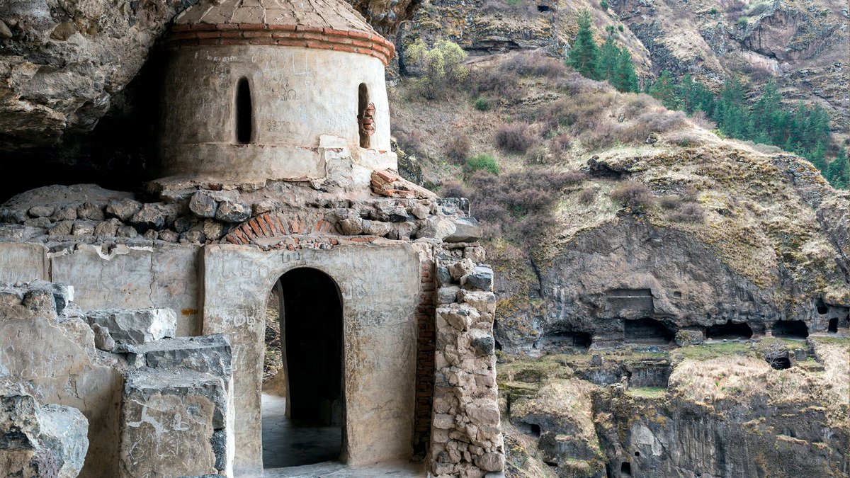 Арочный вход в комплекс пещер в Грузии