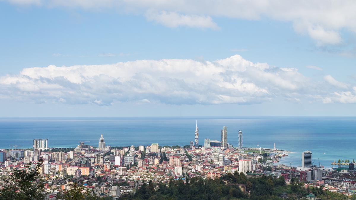 Вид на Черное море и город Батуми