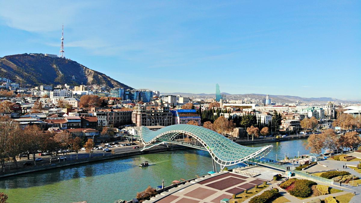 Вид сверху на Тбилиси и мост Мира