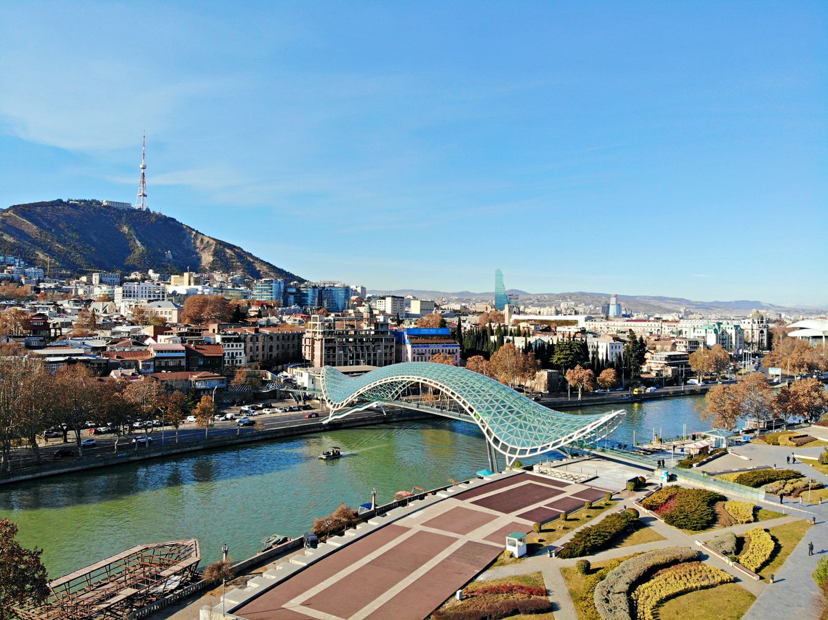 Вид сверху на Тбилиси и мост Мира