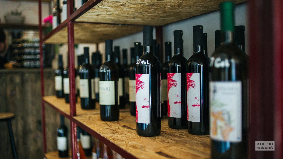 Полки с бутылками вина в Wine Room Batumi