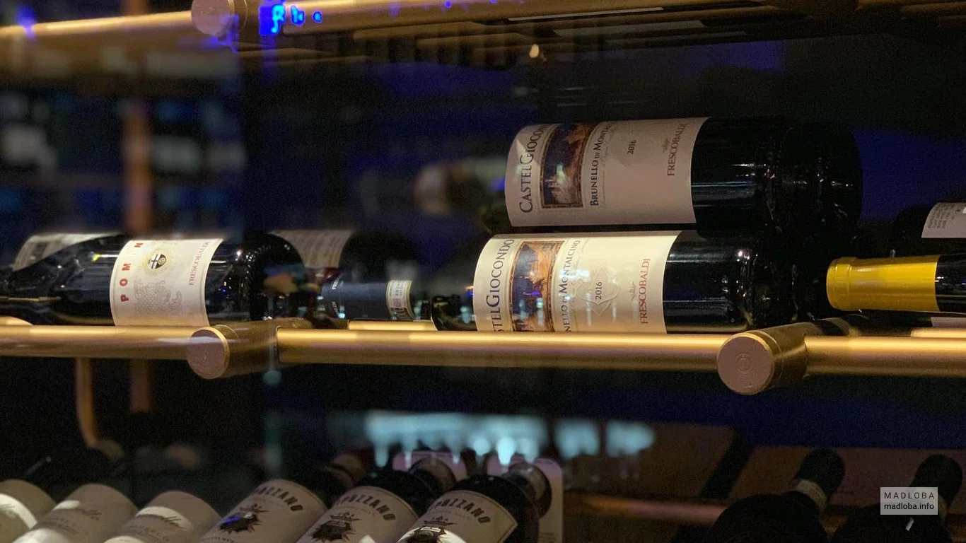 Стеллажи с вином в Wine Room Batumi