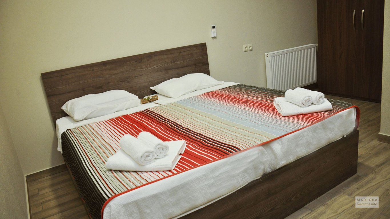 Кровать в отеле Вояж а Тбилиси