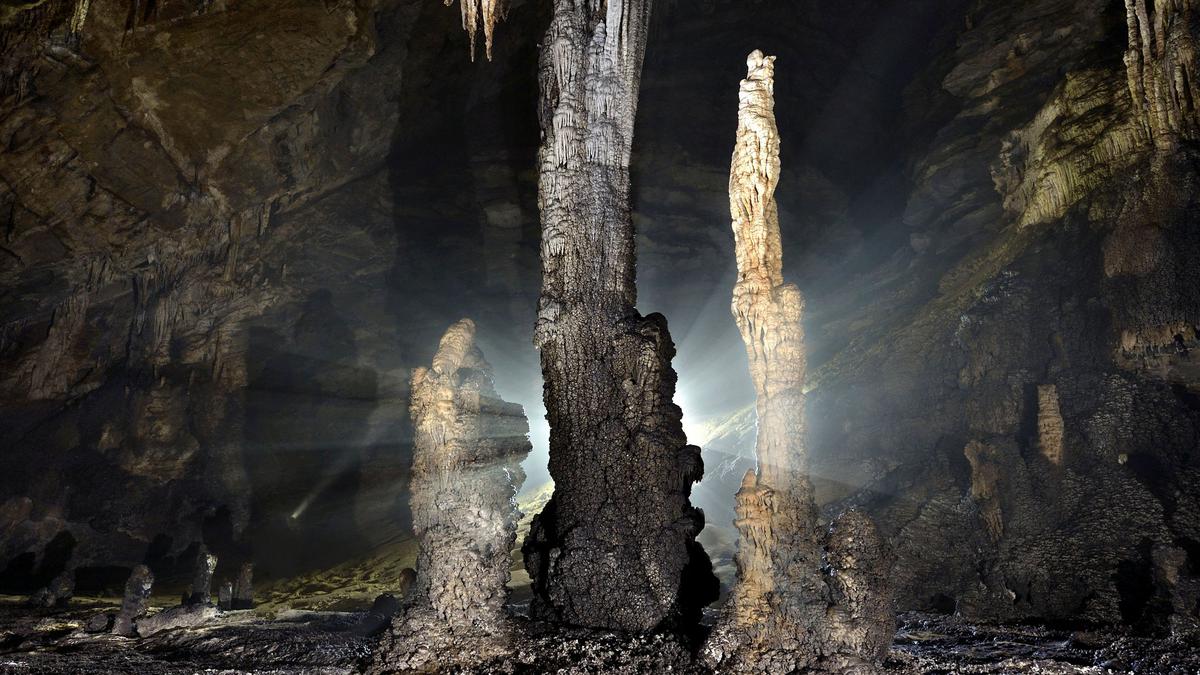 Столбы из базальтовой лавы в пещере