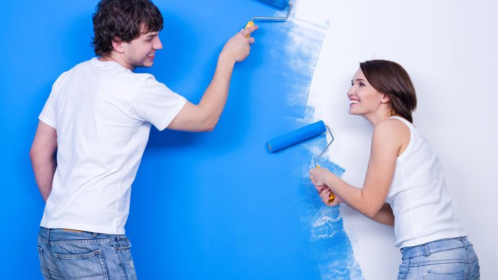Какое решение принять: использовать обои или покрасить стены в квартире?