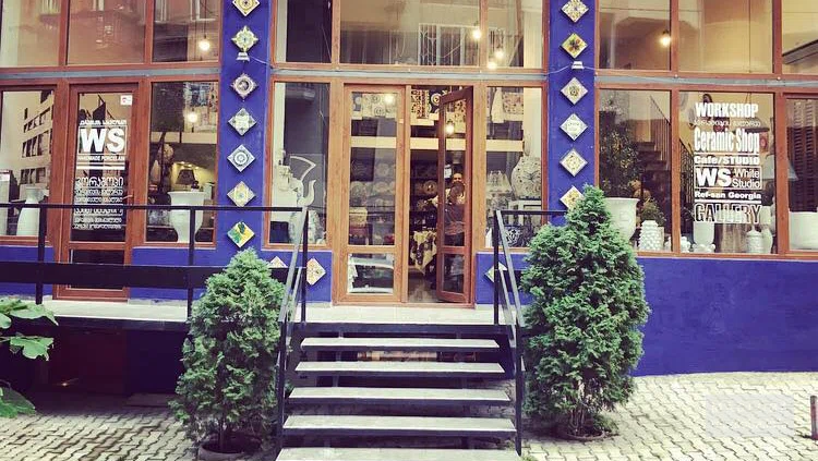 Вход в магазин сувениров White Studio в Тбилиси