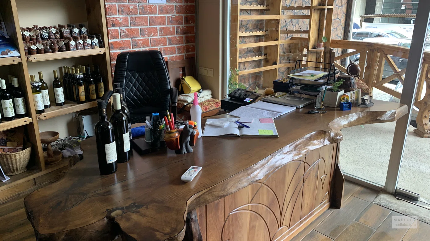 Рабочий стол в Shop Wine World