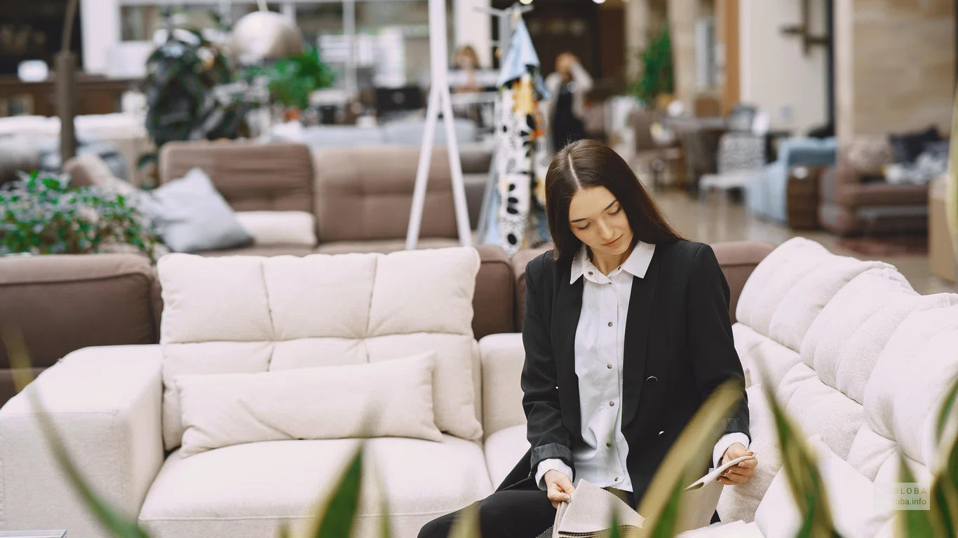 Белый диван в магазине мебели Руставели 19