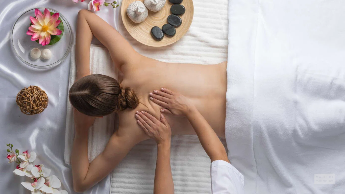 Aroma massage: The combination of the healing properties of essential oils and the skill of our massage therapists promises deep relaxation and recovery.